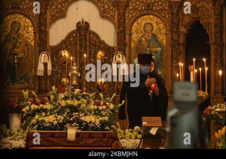 Der orthodoxe Priester der von Russland unterstützten Ukrainisch-Orthodoxen Kirche des Moskauer Patriarchats trägt eine Lampe, die von einem Heiligen Feuer aus Jerusalem während der orthodoxen Osterfeier in der Nähe von Kiew-Pechersk Lavra in Kiew, Ukraine, am 18. April 2020 angezündet wurde. Ostern wird weltweit von Christen gefeiert, um die Auferstehung Jesu Christi von den Toten und das Fundament des christlichen Glaubens zu markieren. (Foto von Sergii Chartschenko/NurPhoto) Stockfoto