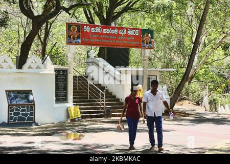 Am 9. Juni 2017 wandern die Gläubigen auf dem Gelände des Kataragama-Tempels in Kataragama, Sri Lanka. Der Tempel befindet sich auf einem Hügel und ist eine Pilgerstadt, die den buddhistischen, hinduistischen und indigenen Vedda-Völkern Sri Lankas heilig ist. Trotz der Unterschiede zwischen Kaste und Glaubensbekenntnis zeigen viele Sri-Lanker große Ehrfurcht vor Gott Kataragama. Sie ehren ihn als eine sehr mächtige Gottheit und bitten um göttliche Hilfe, um ihre persönlichen Probleme zu überwinden und glauben, dass Gott Kataragama existiert und mit außerordentlicher Macht ausgestattet ist, jenen zu helfen, die ihn in Zeiten der Not oder des Unglücks mit Glauben und Hingabe ansprechen. Stockfoto