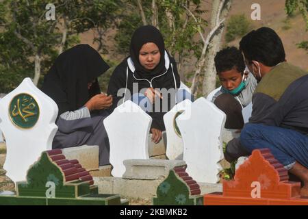 Eine Reihe von Muslimen erinnern sich und beten für ihre Familien, die am 19. April in Poboya TPU, Palu, Provinz Zentralsulawesi, Indonesien, in Massengräbern der Opfer des Erdbebens, Tsunamis und der Verflüssigung begraben wurden. 2020. Vor dem Ramadan war das Massenbestattung von Tausenden von Opfern des Erdbebens, Tsunamis und der Verflüssigung, die die Stadt Palu am 28. September 2018 heimgesucht hatten, voll von Bewohnern, die kamen, um für ihre Familien zu beten, die Opfer der Katastrophe waren. (Foto von Mohamad Hamzah/NurPhoto) Stockfoto