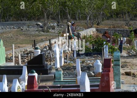 Eine Reihe von Muslimen erinnern sich und beten für ihre Familien, die am 19. April in Poboya TPU, Palu, Provinz Zentralsulawesi, Indonesien, in Massengräbern der Opfer des Erdbebens, Tsunamis und der Verflüssigung begraben wurden. 2020. Vor dem Ramadan war das Massenbestattung von Tausenden von Opfern des Erdbebens, Tsunamis und der Verflüssigung, die die Stadt Palu am 28. September 2018 heimgesucht hatten, voll von Bewohnern, die kamen, um für ihre Familien zu beten, die Opfer der Katastrophe waren. (Foto von Mohamad Hamzah/NurPhoto) Stockfoto