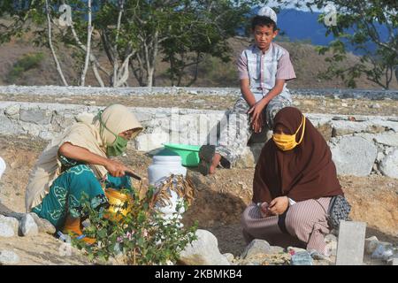 Eine Reihe von Muslimen erinnern sich und beten für ihre Familien, die am 19. April in Poboya TPU, Palu, Provinz Zentralsulawesi, Indonesien, in Massengräbern der Opfer des Erdbebens, Tsunamis und der Verflüssigung begraben wurden. 2020. Vor dem Ramadan war das Massenbestattung von Tausenden von Opfern des Erdbebens, Tsunamis und der Verflüssigung, die die Stadt Palu am 28. September 2018 heimgesucht hatten, voll von Bewohnern, die kamen, um für ihre Familien zu beten, die Opfer der Katastrophe waren. (Foto von Mohamad Hamzah/NurPhoto) Stockfoto