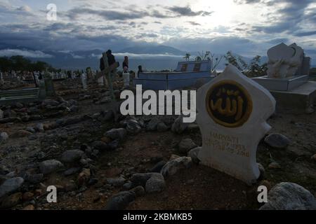 Eine Reihe von Muslimen erinnern sich und beten für ihre Familien, die am 19. April in Poboya TPU, Palu, Provinz Zentralsulawesi, Indonesien, in Massengräbern der Opfer des Erdbebens, Tsunamis und der Verflüssigung begraben wurden. 2020. Vor dem Ramadan war das Massenbestattung von Tausenden von Opfern des Erdbebens, Tsunamis und der Verflüssigung, die die Stadt Palu am 28. September 2018 heimgesucht hatten, voll von Bewohnern, die kamen, um für ihre Familien zu beten, die Opfer der Katastrophe waren. (Foto von Mohamad Hamzah/NurPhoto) Stockfoto