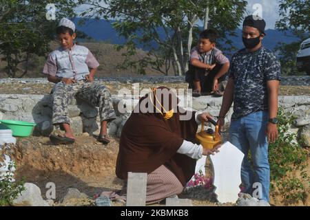 Eine Reihe von Muslimen erinnern sich und beten für ihre Familien, die am 19. April in Poboya TPU, Palu, Provinz Zentralsulawesi, Indonesien, in Massengräbern der Opfer des Erdbebens, Tsunamis und der Verflüssigung begraben wurden. 2020. Vor dem Ramadan war das Massenbestattung von Tausenden von Opfern des Erdbebens, Tsunamis und der Verflüssigung, die die Stadt Palu am 28. September 2018 heimgesucht hatten, voll von Bewohnern, die kamen, um für ihre Familien zu beten, die Opfer der Katastrophe waren. (Foto von Mohamad Hamzah/NurPhoto) Stockfoto