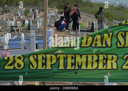 Eine Reihe von Muslimen erinnern sich und beten für ihre Familien, die am 19. April in Poboya TPU, Palu, Provinz Zentralsulawesi, Indonesien, in Massengräbern der Opfer des Erdbebens, Tsunamis und der Verflüssigung begraben wurden. 2020. Vor dem Ramadan war das Massenbestattung von Tausenden von Opfern des Erdbebens, Tsunamis und der Verflüssigung, die die Stadt Palu am 28. September 2018 heimgesucht hatten, voll von Bewohnern, die kamen, um für ihre Familien zu beten, die Opfer der Katastrophe waren. (Foto von Mohamad Hamzah/NurPhoto) Stockfoto