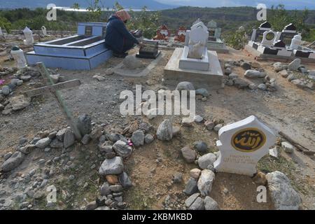 Eine Reihe von Muslimen erinnern sich und beten für ihre Familien, die am 19. April in Poboya TPU, Palu, Provinz Zentralsulawesi, Indonesien, in Massengräbern der Opfer des Erdbebens, Tsunamis und der Verflüssigung begraben wurden. 2020. Vor dem Ramadan, die Masse Begräbnisfläche von â €‹â €‹Tausende von Opfern des Erdbebens, Tsunami und Verflüssigung, die die Stadt Palu am 28. September 2018 getroffen wurde mit Bewohnern, die kamen, um für ihre Familien zu beten, die Opfer der Katastrophe waren überfüllt. (Foto von Mohamad Hamzah/NurPhoto) Stockfoto