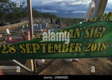 Eine Reihe von Muslimen erinnern sich und beten für ihre Familien, die am 19. April in Poboya TPU, Palu, Provinz Zentralsulawesi, Indonesien, in Massengräbern der Opfer des Erdbebens, Tsunamis und der Verflüssigung begraben wurden. 2020. Vor dem Ramadan war das Massenbestattung von Tausenden von Opfern des Erdbebens, Tsunamis und der Verflüssigung, die die Stadt Palu am 28. September 2018 heimgesucht hatten, voll von Bewohnern, die kamen, um für ihre Familien zu beten, die Opfer der Katastrophe waren. (Foto von Mohamad Hamzah/NurPhoto) Stockfoto