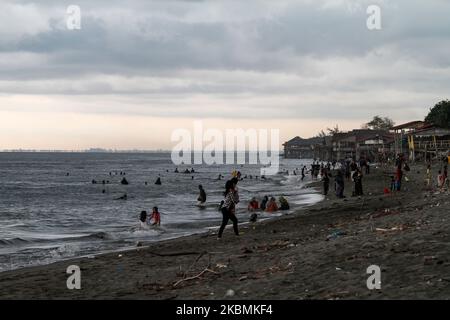 In Lhokseumawe am 19. April 2020 werden Menschen gesehen, die wegen des COVID-19-Coronavirus-Ausbruchs einen Strand besuchen. Indonesien. Dem jüngsten Bericht zufolge bestätigte Indonesien am 19. April 6.575 Fälle von COVID-19, 582 Todesfälle und 686 für geheilt erklärte. (Foto von Fachrul Reza/NurPhoto) Stockfoto