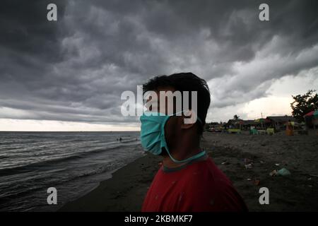 Während eines Strandbesuchs wird in Lhokseumawe am 19. April 2020 in Aceh ein Mann mit Gesichtsmaske gesehen, der aus Angst vor dem COVID-19-Coronavirus ausbrechen könnte. Indonesien. Dem jüngsten Bericht zufolge bestätigte Indonesien am 19. April 6.575 Fälle von COVID-19, 582 Todesfälle und 686 für geheilt erklärte. (Foto von Fachrul Reza/NurPhoto) Stockfoto