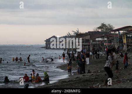 In Lhokseumawe am 19. April 2020 werden Menschen gesehen, die wegen des COVID-19-Coronavirus-Ausbruchs einen Strand besuchen. Indonesien. Dem jüngsten Bericht zufolge bestätigte Indonesien am 19. April 6.575 Fälle von COVID-19, 582 Todesfälle und 686 für geheilt erklärte. (Foto von Fachrul Reza/NurPhoto) Stockfoto