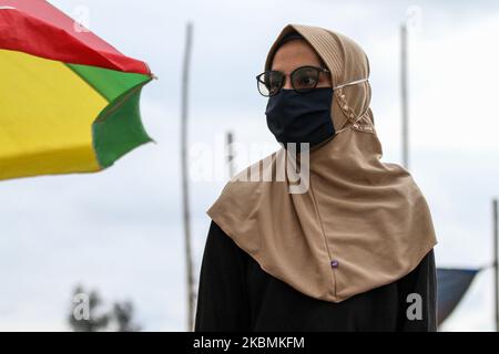 Während eines Strandbesuchs wird eine Frau mit einer Gesichtsmaske gesehen, inmitten der Angst vor dem COVID-19-Coronavirus-Ausbruch am 19. April 2020 in Lhokseumawe, Indonesien. Dem jüngsten Bericht zufolge bestätigte Indonesien am 19. April 6.575 Fälle von COVID-19, 582 Todesfälle und 686 für geheilt erklärte. (Foto von Fachrul Reza/NurPhoto) Stockfoto