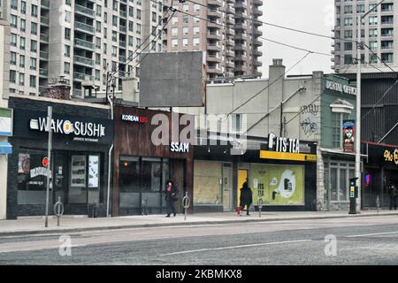 Während der abendlichen Hauptverkehrszeit wurde fast kein Verkehr entlang der Yonge Street beobachtet, während die Menschen zu Hause bleiben, um zu versuchen, die Ausbreitung des neuartigen Coronavirus (COVID-19) am 17. April 2020 in Toronto, Ontario, Kanada, zu verlangsamen. (Foto von Creative Touch Imaging Ltd./NurPhoto) Stockfoto