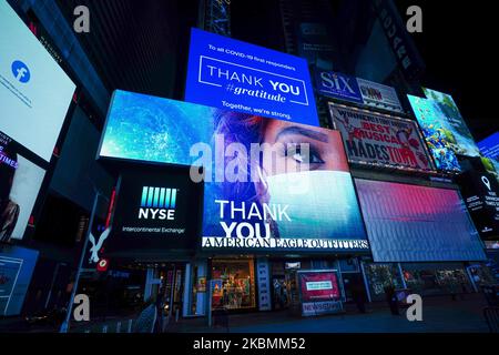 Ein Blick auf digitale Werbetafeln, die wichtigen Arbeitern danken, wie sie am Times Square, New York City, USA, während der Coronavirus-Pandemie am 19. April 2020 gesehen wurden. (Foto von John Nacion/NurPhoto) Stockfoto