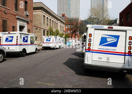 Ein Blick auf geparkte USPS Mail Vans in Long Island City, New York, USA während der Coronavirus-Pandemie am 19. April 2020. (Foto von John Nacion/NurPhoto) Stockfoto