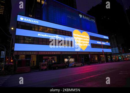 Ein Blick auf digitale Werbetafeln, die wichtigen Arbeitern danken, wie sie am Times Square, New York City, USA, während der Coronavirus-Pandemie am 19. April 2020 gesehen wurden. (Foto von John Nacion/NurPhoto) Stockfoto