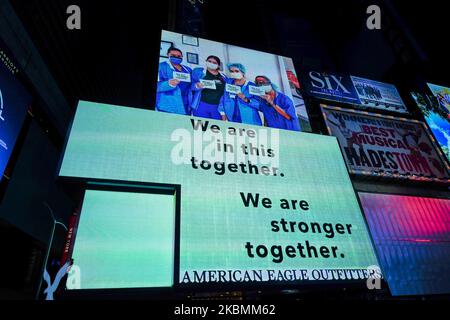 Ein Blick auf digitale Werbetafeln, die wichtigen Arbeitern danken, wie sie am Times Square, New York City, USA, während der Coronavirus-Pandemie am 19. April 2020 gesehen wurden. (Foto von John Nacion/NurPhoto) Stockfoto