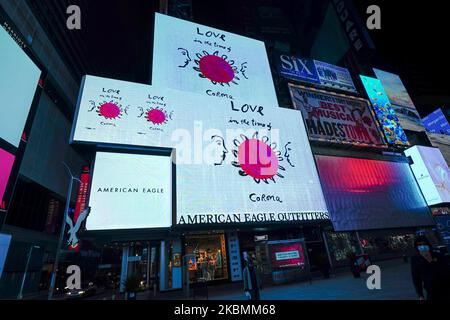 Ein Blick auf digitale Werbetafeln, die wichtigen Arbeitern danken, wie sie am Times Square, New York City, USA, während der Coronavirus-Pandemie am 19. April 2020 gesehen wurden. (Foto von John Nacion/NurPhoto) Stockfoto