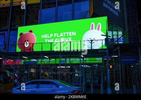 Ein Blick auf digitale Werbetafeln, die wichtigen Arbeitern danken, wie sie am Times Square, New York City, USA, während der Coronavirus-Pandemie am 19. April 2020 gesehen wurden. (Foto von John Nacion/NurPhoto) Stockfoto