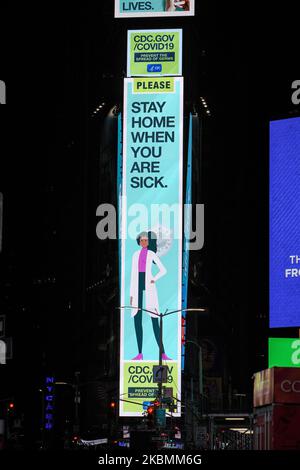 Ein Blick auf digitale Werbetafeln, die wichtigen Arbeitern danken, wie sie am Times Square, New York City, USA, während der Coronavirus-Pandemie am 19. April 2020 gesehen wurden. (Foto von John Nacion/NurPhoto) Stockfoto