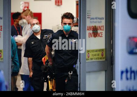 Ein Blick auf die EMS-Mitarbeiter in der Triage in Lennox, New York City, USA, während der Coronavirus-Pandemie am 19. April 2020. (Foto von John Nacion/NurPhoto) Stockfoto