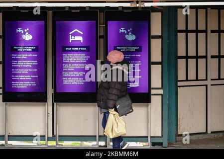 Ein Blick auf digitale Werbetafeln, die Anti-Coronavirus-Richtlinien aufblitzen, wie sie in Court Square Station, Queens, New York, USA während der Coronavirus-Pandemie am 19. April 2020 gesehen wurden. (Foto von John Nacion/NurPhoto) Stockfoto