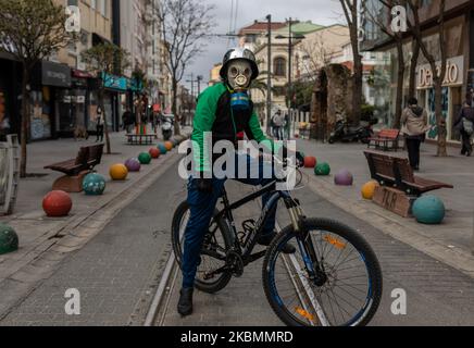 Ein Mann mit Gasmaske als Schutz vor dem neuartigen Coronavirus, gesehen am 20. April 2020 in Istanbul, Türkei. Der Gesundheitsminister berichtete, dass die Gesamtzahl der bestätigten COVID-19-Fälle mit den heute 3.690 neuen Fällen auf 89.996 angestiegen ist und die Zahl der Todesopfer bei 2.148 liegt. Die Regierung erklärte, dass zwischen April 23-26 in 31 größeren Städten eine Ausgangssperre verhängt werden soll, um die Ausbreitung des Virus zu stoppen. (Foto von Erhan Demirtas/NurPhoto) Stockfoto