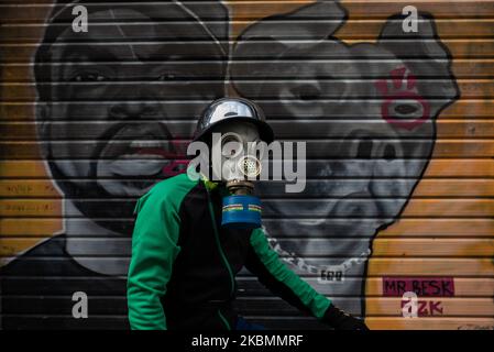 Ein Mann mit Gasmaske als Schutz vor dem neuartigen Coronavirus, gesehen am 20. April 2020 in Istanbul, Türkei. Der Gesundheitsminister berichtete, dass die Gesamtzahl der bestätigten COVID-19-Fälle mit den heute 3.690 neuen Fällen auf 89.996 angestiegen ist und die Zahl der Todesopfer bei 2.148 liegt. Die Regierung erklärte, dass zwischen April 23-26 in 31 größeren Städten eine Ausgangssperre verhängt werden soll, um die Ausbreitung des Virus zu stoppen. (Foto von Erhan Demirtas/NurPhoto) Stockfoto