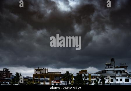 Am Dienstag, den 21. April, sammeln sich in Guwahati, Assam, Indien, während der landesweiten Sperre dunkle Wolken am Himmel, um die Ausbreitung des Coronavirus einzudämmen. 2020. (Foto von David Talukdar/NurPhoto) Stockfoto