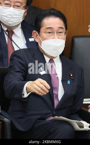 Tokio, Japan. 4.. November 2022. Der japanische Premierminister Fumio Kishida reagiert auf eine Frage auf der Sitzung des Gesundheits-, Arbeits- und Sozialausschusses des Unterhauses am Freitag, dem 4. November 2022, beim Nationaldiät in Tokio. Quelle: Yoshio Tsunoda/AFLO/Alamy Live News Stockfoto