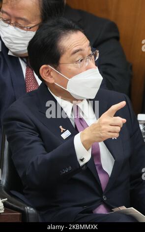 Tokio, Japan. 4.. November 2022. Der japanische Premierminister Fumio Kishida reagiert auf eine Frage auf der Sitzung des Gesundheits-, Arbeits- und Sozialausschusses des Unterhauses am Freitag, dem 4. November 2022, beim Nationaldiät in Tokio. Quelle: Yoshio Tsunoda/AFLO/Alamy Live News Stockfoto