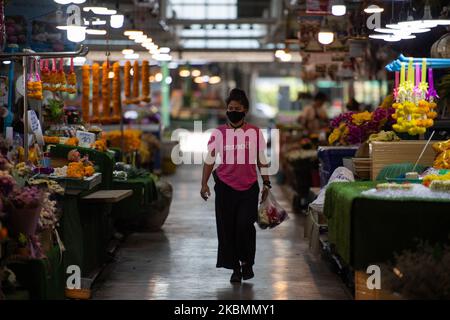 Ein Kunde, der am 21. April 2020 in Bangkok, Thailand, eine Gesichtsmaske im größten Blumenmarktzentrum von Pak Khlong Talad (Flower Market Thailand) trägt. Als Vorsichtsmaßnahme gegen das Coronavirus (Covid-19). (Foto von Vachira Vachira/NurPhoto) Stockfoto