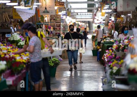 Ein Kunde, der am 21. April 2020 in Bangkok, Thailand, eine Gesichtsmaske im größten Blumenmarktzentrum von Pak Khlong Talad (Flower Market Thailand) trägt. Als Vorsichtsmaßnahme gegen das Coronavirus (Covid-19). (Foto von Vachira Vachira/NurPhoto) Stockfoto