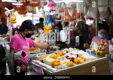 Ein Kunde, der eine Gesichtsmaske trägt, kauft am 21. April 2020 in Bangkok, Thailand, Blumen im größten Blumenmarktzentrum von Pak Khlong Talad (Blumenmarkt Thailand). Als Vorsichtsmaßnahme gegen das Coronavirus (Covid-19). (Foto von Vachira Vachira/NurPhoto) Stockfoto