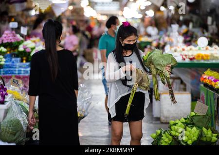 Ein Kunde, der eine Gesichtsmaske trägt, kauft am 21. April 2020 in Bangkok, Thailand, Blumen im größten Blumenmarktzentrum von Pak Khlong Talad (Blumenmarkt Thailand). Als Vorsichtsmaßnahme gegen das Coronavirus (Covid-19). (Foto von Vachira Vachira/NurPhoto) Stockfoto