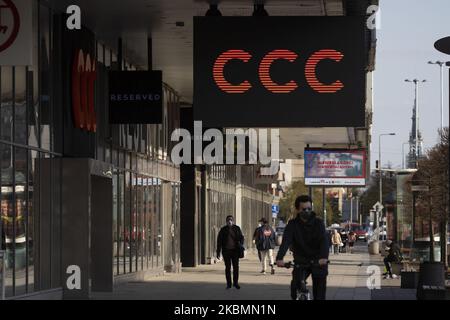 Am 20. April 2020 laufen Menschen an geschlossenen Geschäften in der Marszalkowska Avenue im Zentrum von Warschau vorbei. Als Polen am Sonntag seinen Höhepunkt der neuen COVID-19-Infektionen erreichte, seit das erste Opfer Anfang März verzeichnet wurde, lockert die Regierung langsam die Einschränkungen des öffentlichen Lebens, damit die Menschen Parks und Wälder nutzen können. In den kommenden Wochen wird eine weitere Lockerung angekündigt, da die Regierung zuversichtlich ist, dass der Höhepunkt der Epidemie im April oder Anfang Mai erreicht werden wird. Quarantänemaßnahmen werden voraussichtlich zu einem Rückgang des BIP um vier bis fünf Prozent und einer Verdoppelung der Arbeitslosenzahlen führen. ( Stockfoto