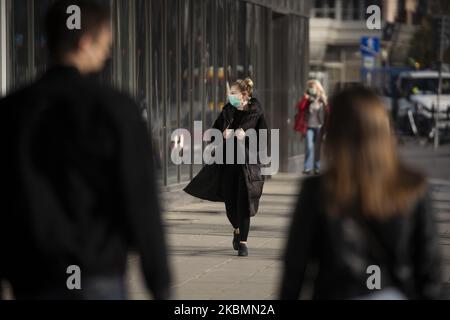 Am 20. April 2020 laufen Menschen an geschlossenen Geschäften in der Marszalkowska Avenue im Zentrum von Warschau vorbei. Als Polen am Sonntag seinen Höhepunkt der neuen COVID-19-Infektionen erreichte, seit das erste Opfer Anfang März verzeichnet wurde, lockert die Regierung langsam die Einschränkungen des öffentlichen Lebens, damit die Menschen Parks und Wälder nutzen können. In den kommenden Wochen wird eine weitere Lockerung angekündigt, da die Regierung zuversichtlich ist, dass der Höhepunkt der Epidemie im April oder Anfang Mai erreicht werden wird. Quarantänemaßnahmen werden voraussichtlich zu einem Rückgang des BIP um vier bis fünf Prozent und einer Verdoppelung der Arbeitslosenzahlen führen. ( Stockfoto