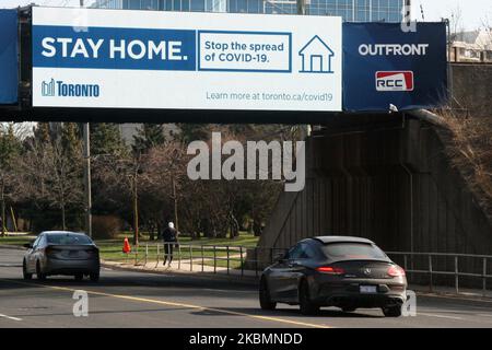 Schild, das die Menschen auffordert, am 20. April 2020 in Toronto, Ontario, Kanada, zu Hause zu bleiben, um die Ausbreitung des neuartigen Coronavirus (COVID-19) zu verlangsamen. (Foto von Creative Touch Imaging Ltd./NurPhoto) Stockfoto