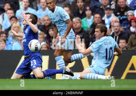 Edin Dzeko von Manchester City bringt Evertons Seamus Coleman während des Premier League-Spiels zwischen Manchester City und Everton am Samstag, dem 24.. September 2011, im Etihad Stadiun in Manchester nieder. (Foto von Eddit Garvey/MI News/NurPhoto) Stockfoto