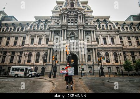 Vor kurzem stieg die Mordrate in Philadelphia um 13 Prozent im Vergleich zu 2018, wo Philadelphia bereits die zweithöchste Mordrate im Land hatte, und eine Gruppe namens Stop Killing US sammelte sich vor dem Rathaus, um die Aufmerksamkeit auf das Problem und das Versagen der Stadt zu lenken, darauf zu reagieren Philadelphia am 21. April 2020. (Foto von Cory Clark/NurPhoto) Stockfoto