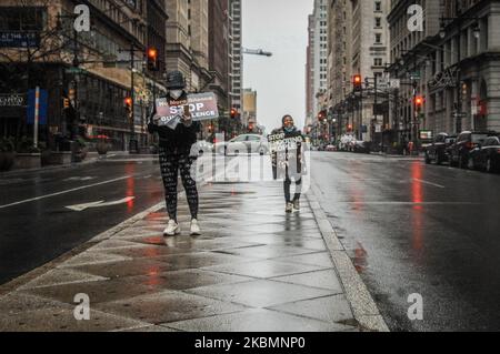 Vor kurzem stieg die Mordrate in Philadelphia um 13 Prozent im Vergleich zu 2018, wo Philadelphia bereits die zweithöchste Mordrate im Land hatte, und eine Gruppe namens Stop Killing US sammelte sich vor dem Rathaus, um die Aufmerksamkeit auf das Problem und das Versagen der Stadt zu lenken, darauf zu reagieren Philadelphia am 21. April 2020. (Foto von Cory Clark/NurPhoto) Stockfoto