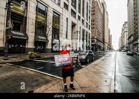 Vor kurzem stieg die Mordrate in Philadelphia um 13 Prozent im Vergleich zu 2018, wo Philadelphia bereits die zweithöchste Mordrate im Land hatte, und eine Gruppe namens Stop Killing US sammelte sich vor dem Rathaus, um die Aufmerksamkeit auf das Problem und das Versagen der Stadt zu lenken, darauf zu reagieren Philadelphia am 21. April 2020. (Foto von Cory Clark/NurPhoto) Stockfoto