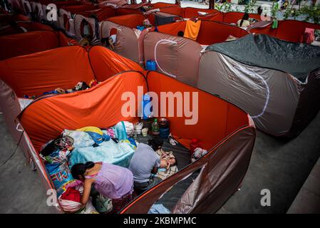 Am 22. April 2020 nehmen Familien in einer Schule, die als Evakuierungszentrum in Manila auf den Philippinen dient, Zuflucht. Am 18. April zerstörte ein Feuer etwa 500 Häuser in einem Slum im Tondo-Distrikt in Manila. Viele der Brandopfer kämpfen mit Arbeitslosigkeit, da die verstärkte Quarantäne der Gemeinschaft (ECQ) in mehreren Gebieten auf den Philippinen, einschließlich Manila, noch immer existiert, um die Ausbreitung von COVID-19 einzudämmen. (Foto: Lisa Marie David/NurPhoto) Stockfoto