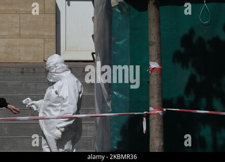 Ein Epidemiologe mit PPE ON misst die Temperatur vor dem Kondominium aus der sowjetzeit, wo der Ausbruch mit mindestens 38 Fällen in der Stadt Vyshneve in der Nähe von Kiew, Ukraine, am 22. April 2020 bestätigt wurde. Das Ministerkabinett der Ukraine hat die Quarantänemaßnahmen bis Mitte Mai verlängert und alle Präventivmaßnahmen eingeführt, da 6592 Fälle von COVID-19-Coronavirus-Krankheit im Land bestätigt wurden (Foto: Sergii Kharchenko/NurPhoto) Stockfoto