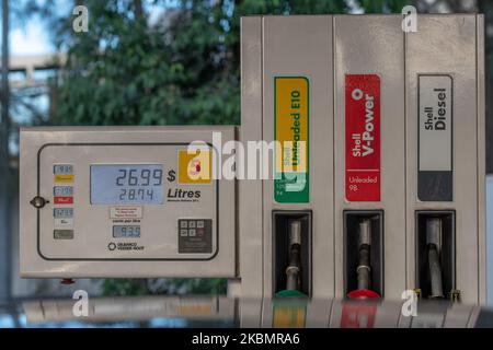 Die Kraftstoffpreise auf der unteren Seite werden am Donnerstag, dem 23. April 2020, an einer Shell-Tankstelle in Sydney, Australien, angezeigt. Die geringe Nachfrage nach Treibstoff aufgrund der Coronavirus-Pandemie hat die globalen Ölmärkte in Aufruhr versetzt, wobei ein Überangebot die Rohölpreise zum ersten Mal in den negativen Bereich trieb und nur noch US40 USD (63 USD) betrug. Stockfoto
