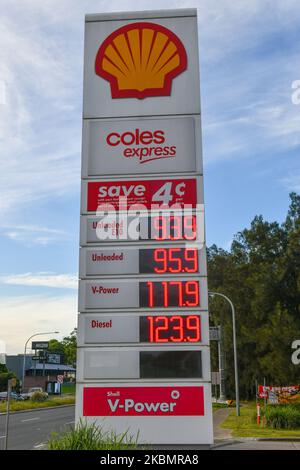 Die Kraftstoffpreise auf der unteren Seite werden am Donnerstag, dem 23. April 2020, an einer Shell-Tankstelle in Sydney, Australien, angezeigt. Die geringe Nachfrage nach Treibstoff aufgrund der Coronavirus-Pandemie hat die globalen Ölmärkte in Aufruhr versetzt, wobei ein Überangebot die Rohölpreise zum ersten Mal in den negativen Bereich trieb und nur noch US40 USD (63 USD) betrug. Stockfoto