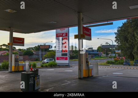 Die Kraftstoffpreise auf der unteren Seite werden am Donnerstag, dem 23. April 2020, an einer Shell-Tankstelle in Sydney, Australien, angezeigt. Die geringe Nachfrage nach Treibstoff aufgrund der Coronavirus-Pandemie hat die globalen Ölmärkte in Aufruhr versetzt, wobei ein Überangebot die Rohölpreise zum ersten Mal in den negativen Bereich trieb und nur noch US40 USD (63 USD) betrug. Stockfoto