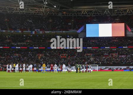 Spieler und Zuschauer beobachten eine Schweigeminute in Anerkennung der Terroranschläge, die am Abend des vergangenen Freitag, dem 13.. November, während des Internationalen Freundschaftsspiels zwischen England und Frankreich im Wembley-Stadion am Dienstag, dem 17. November2015. November, in Paris stattgefunden haben. (Foto von Ryan Dinham/MI News/NurPhoto) Stockfoto