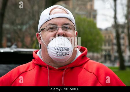 Hunderte von Demonstranten versammelten sich am 22. April 2020 vor den Gebäuden des New Yorker State Capitol, USA, um zu fordern, dass Gouverneur Cuomo die Sperre des Staates aufhebt und die Wirtschaft wieder ankurbeln lässt. Gouverneur Andrew Cuomo bat diejenigen, die gegen seinen Aufenthaltsbefehl protestierten, um zu verstehen, dass sie die Gesundheit anderer, nicht nur sich selbst, berücksichtigen mussten. ''Ihr habt eine Verantwortung mir gegenüber. Es geht nicht nur um dich. Es geht um Ich auch. Es geht um uns.“ (Foto von Karla Ann Cote/NurPhoto) Stockfoto