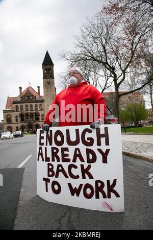 Hunderte von Demonstranten versammelten sich am 22. April 2020 vor den Gebäuden des New Yorker State Capitol, USA, um zu fordern, dass Gouverneur Cuomo die Sperre des Staates aufhebt und die Wirtschaft wieder ankurbeln lässt. Gouverneur Andrew Cuomo bat diejenigen, die gegen seinen Aufenthaltsbefehl protestierten, um zu verstehen, dass sie die Gesundheit anderer, nicht nur sich selbst, berücksichtigen mussten. ''Ihr habt eine Verantwortung mir gegenüber. Es geht nicht nur um dich. Es geht um Ich auch. Es geht um uns.“ (Foto von Karla Ann Cote/NurPhoto) Stockfoto