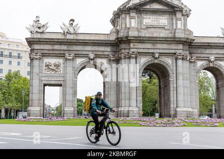 Ein Fahrer passiert bei der Sperre am 21. April 2020 in Madrid, Spanien, vor dem Tor von Alcala (Madrid). (Foto von Alvaro Hurtado/NurPhoto) Stockfoto