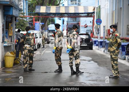 Mitarbeiter der Grenzschutztruppe (BSF) stehen beim Besuch des Interministerzentralteams (IMCT) im Krankenhaus M.R. Bangur, das am 23. April 2020 in Kalkutta, Indien, zum COVID-19-Krankenhaus ernannt wurde, mit einer Schutzmaske auf. Indien steht seit März 25 unter vollständiger Sperre, nachdem Premierminister Narendra Modi den Bürgern angewiesen hatte, zu verhindern, dass sie aus dem Land aussteigen, bis es absolut notwendig ist, die globale Pandemie des COVID-19 Coronavirus zu vorbeugenden Maßnahmen einzudämmen. (Foto von Sonali Pal Chaudhury/NurPhoto) Stockfoto